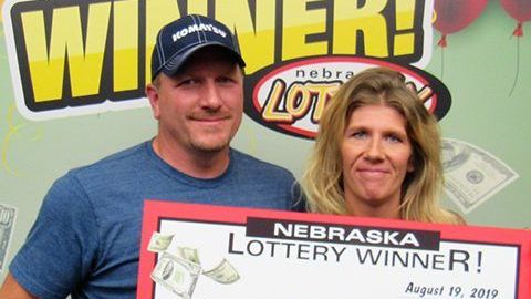 Moore con su premio de Powerball.