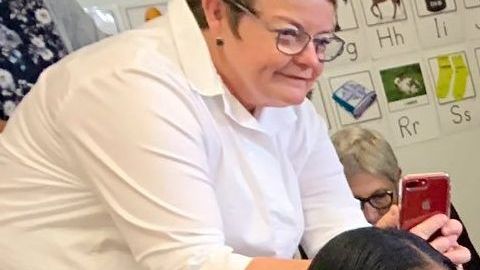 Newsom visitó el Centro de Familia de Hope Street donde compartió con algunos niños que visitan el lugar.