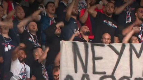 La afición del PSG ya no quiere más al brasileño Neymar en su equipo y se lo hicieron saber desde las gradas.