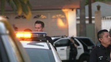 Un policía sostiene en sus brazos al bebe quien se encuentra bajo custodia de las autoridades.