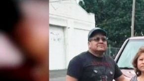 Isabel Ramírez-Cohetero (51) y su esposo frente al jeep