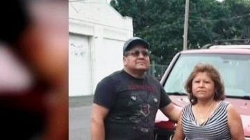 Isabel Ramírez-Cohetero (51) y su esposo frente al jeep