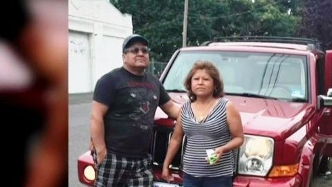 Isabel Ramírez-Cohetero (51) y su esposo frente al jeep