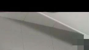 Fue hallada junto al retrete.