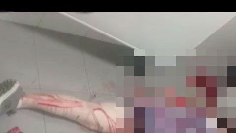 Fue hallada junto al retrete.