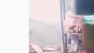 Varias personas grabaron la pelea, más no detuvieron a los hombres.