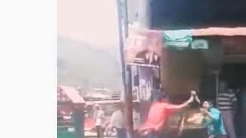 Varias personas grabaron la pelea, más no detuvieron a los hombres.