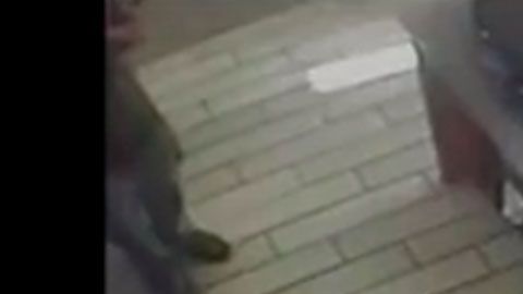 El hombre no soportó que los trabajadores no fueran capaces de cumplir con su orden.