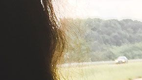 El policía se metió al auto y abusó de la chica.