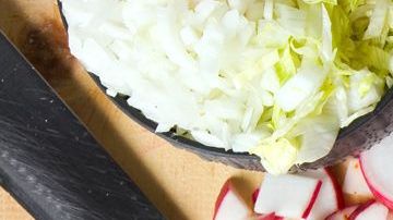 El pozole tiene un buen aporte nutricional, es un platillo generoso, completo y cargado de nutrientes.