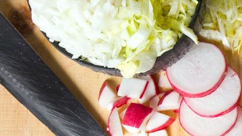 El pozole tiene un buen aporte nutricional, es un platillo generoso, completo y cargado de nutrientes.