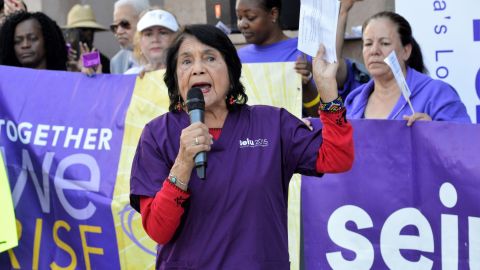 Dolores Huerta durante una protesta en el condado de San Bernardino en junio de este año.