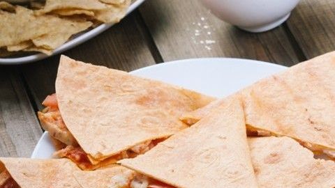 Las quesadillas son un platillo típico mexicano, que puede ser preparado con diferentes rellenos, como el picadillo, la tinga, flor de calabaza, rajas, entre muchos otros.