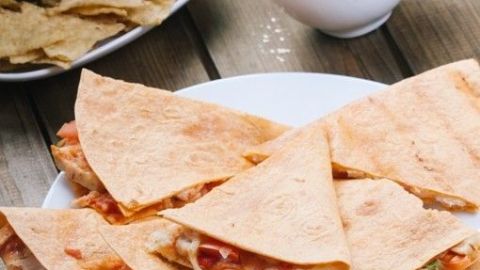 Las quesadillas son un platillo típico mexicano, que puede ser preparado con diferentes rellenos, como el picadillo, la tinga, flor de calabaza, rajas, entre muchos otros.