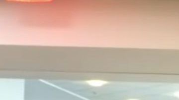 Los oficiales de TSA informan sobre la nueva identificación.