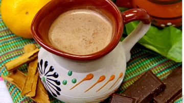 Consumir champurrado aporta todas las propiedades nutricionales del maíz, es rico en fibra, antioxidantes y vitaminas.