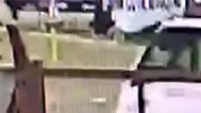 Sólo bastó que el dueño se descuidara unos segundos para que el ladrón lo despojara de su auto.