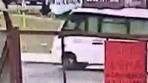 Sólo bastó que el dueño se descuidara unos segundos para que el ladrón lo despojara de su auto.