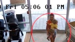 La mujer ingresó con su bebé, pero pensó que sus cómplices se lo llevarían.