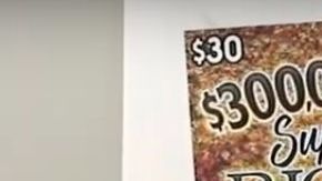 Wendy Johnson con su premio de lotería inesperado.