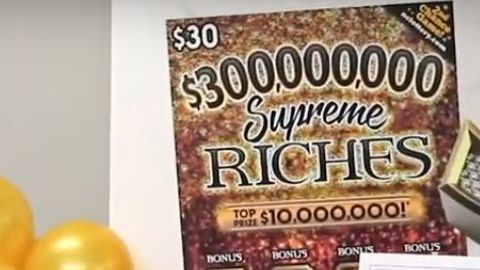 Wendy Johnson con su premio de lotería inesperado.