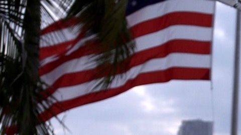 Renata Notni y Sebastián Rulli grabando una escena de "El Dragón" en Miami