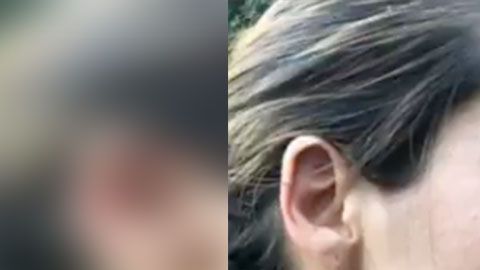 La mujer fue socorrida por peatones que iban pasando por el lugar.