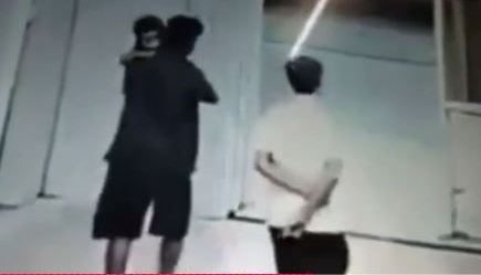 La cámara de seguridad captó el momento en el que la niña es separada de su madre.