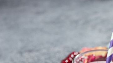 Uno de los principales cuidados en la alimentación diabética, es evitar el consumo de grasas saturadas, alimentos fritos, harinas refinadas, dulces y alimentos con mucho sodio (sal).