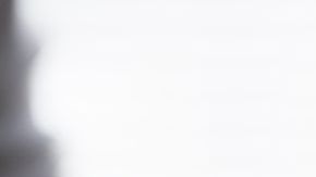 Entre menos ganan las mujeres, más pagan a los bancos.