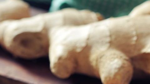 El dolor y la inflamación producidos por la gota, se dan cuando demasiado ácido úrico se cristaliza y deposita en las articulaciones.