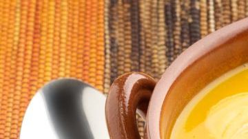 El jengibre es rico en gingeroles, que son componentes activos del jengibre y responsables de su sabor picante con propiedades antiinflamatorias muy potentes.