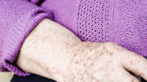 La mujer se molestó por algo que ocurrió con su hija.