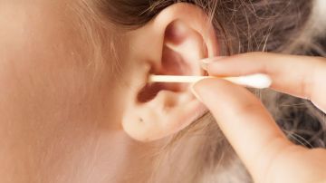 Limpiar tus oídos con hisopos puede ser  una mala idea.