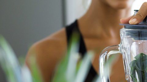 Para lograr una correcta captación del hierro en el torrente sanguíneo, evita el consumo de productos que perjudiquen su absorción como: alcohol, cerveza, café, chocolate y lácteos.