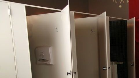 El sexo en baños públicos es común.