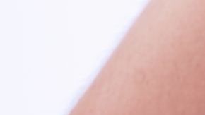 La mujer fue criticada por tener vello en sus piernas.