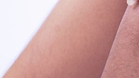 La mujer fue criticada por tener vello en sus piernas.