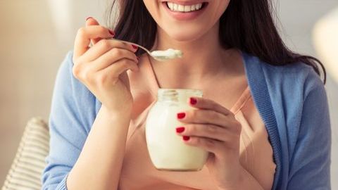 El tratamiento para la osteoporosis incluye medicamentos, una dieta saludable y hacer ejercicios con peso para evitar la pérdida de tejido óseo y fortalecer los huesos débiles.