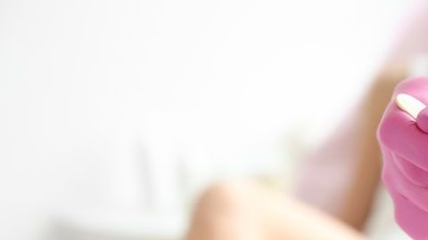 El riesgo de desarrollar herpes, infección por sífilis, gonorrea o VIH es alto.