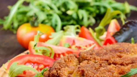Exquisita y sencilla receta de milanesas de res, no puedes perderte su crujiente empanizado.