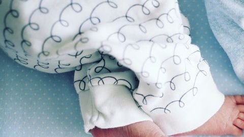 La bebé nació a las 25 semanas y el niño, 11 semanas después.