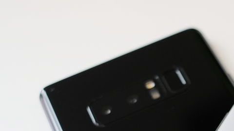 Aseguran que algunos modelos de teléfono de ambas empresas superan hasta en un 500% los límites de radiación.