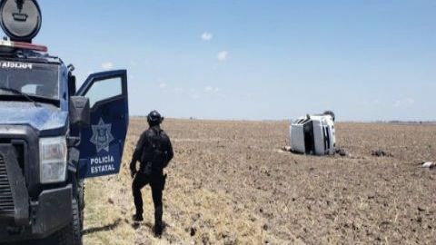 Sicarios del Cártel del Noreste quedaron regados así luego que su troca perdiera el control