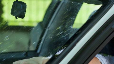 suec3b1o-al-conducir1