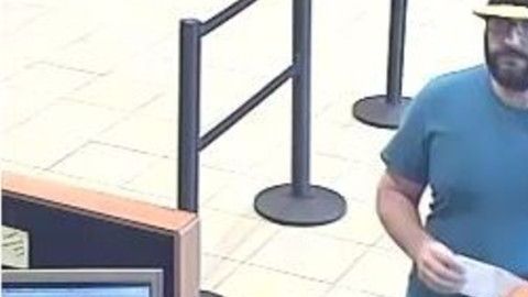 Imagen del sospechoso con su peculiar sombrero