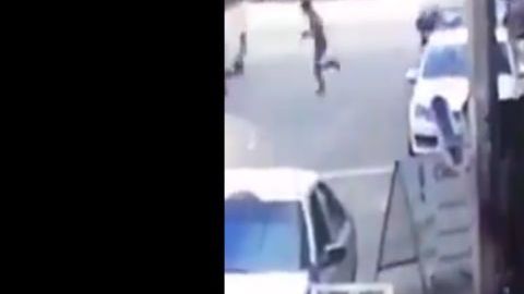 VIDEO: Captan cómo sicarios matan despiadadamente a hombre en México