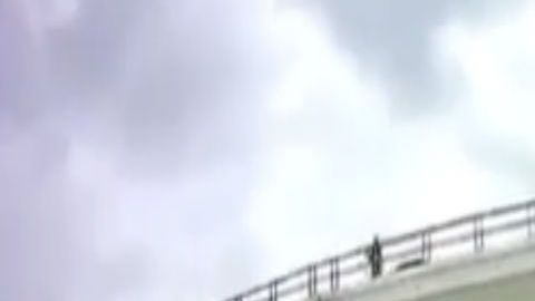 VIDEO: Narcos del Cártel del Golfo roban así en carreteras cerca de la frontera