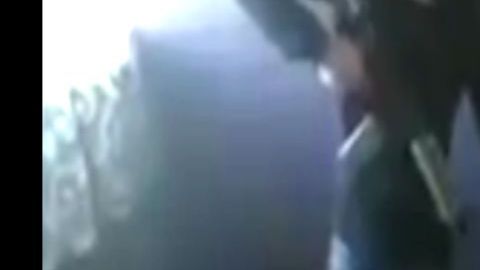 VIDEO: Sicarios armados interrogan y torturan a presunto secuestrador