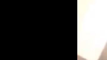 Una de las grabaciones muestra a un hombre oculto bajo una mesa o sillones.